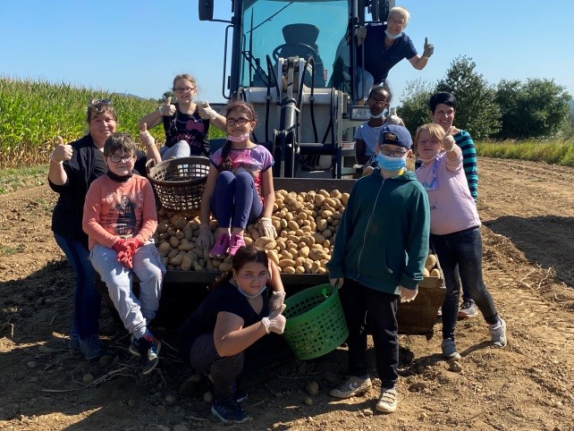 Gruppenbild%20mit%20den%20gesammelten%20Kartoffeln Gruppenbild%20mit%20den%20gesammelten%20Kartoffeln